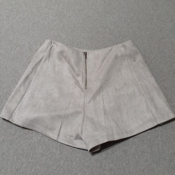READ LF Seek the Label Gray Faux Suede Skort/Mini Skirt Medium NWT - Picture 8 of 10